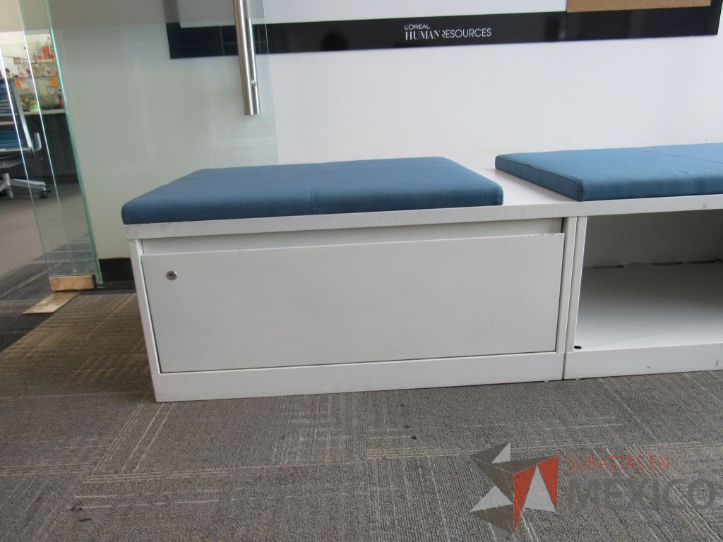 Lote 030 - Credenza tipo madera color blanco, con un cajón, espacio para archivos y cojín en tela color azul. - Imagen 8