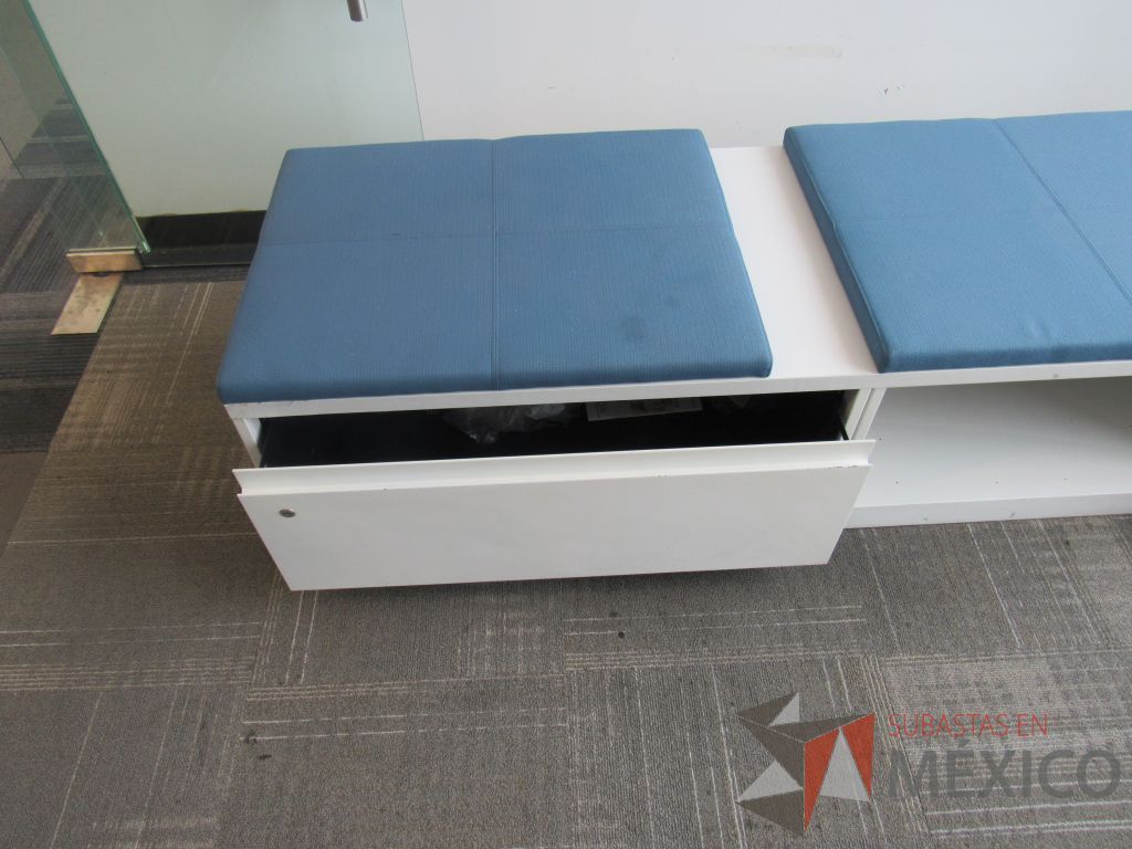 Lote 030 - Credenza tipo madera color blanco, con un cajón, espacio para archivos y cojín en tela color azul. - Imagen 10