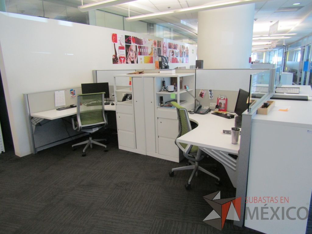 Lote 039 - Estación de trabajo para 4 personas con 4 gabinetes altos de 3 cajones, 1 puerta y 1 entrepaño color blanco. - Imagen 2