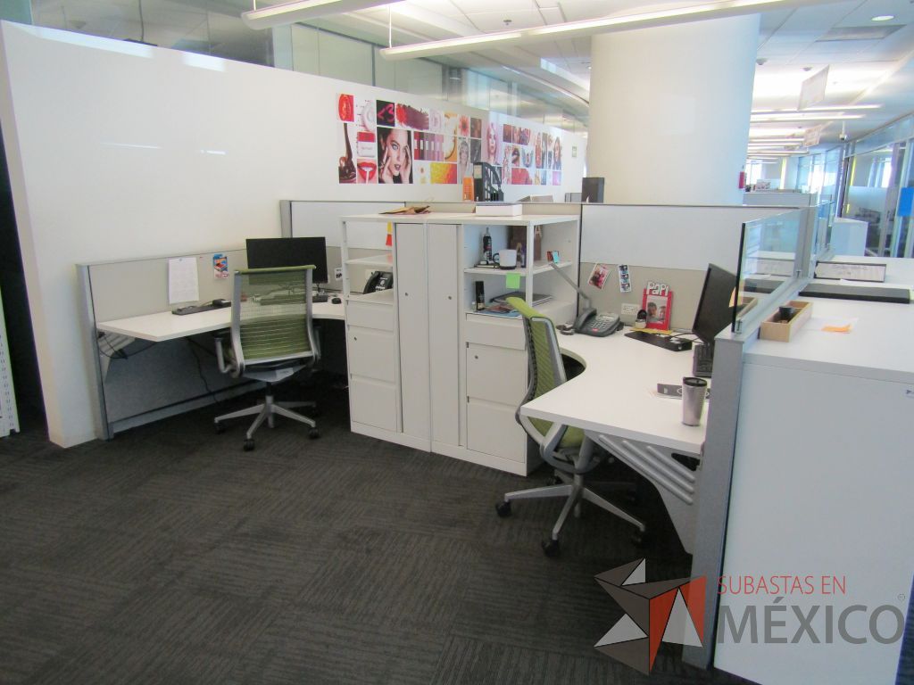 Lote 039 - Estación de trabajo para 4 personas con 4 gabinetes altos de 3 cajones, 1 puerta y 1 entrepaño color blanco. - Imagen 3
