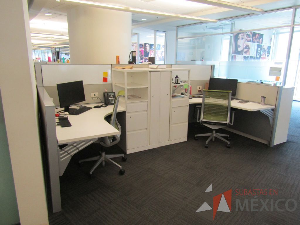 Lote 039 - Estación de trabajo para 4 personas con 4 gabinetes altos de 3 cajones, 1 puerta y 1 entrepaño color blanco. - Imagen 4