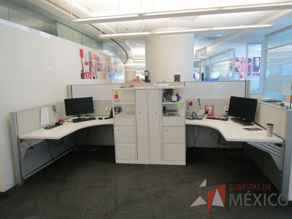 Lote 039 - Estación de trabajo para 4 personas con 4 gabinetes altos de 3 cajones, 1 puerta y 1 entrepaño color blanco. - Imagen 5