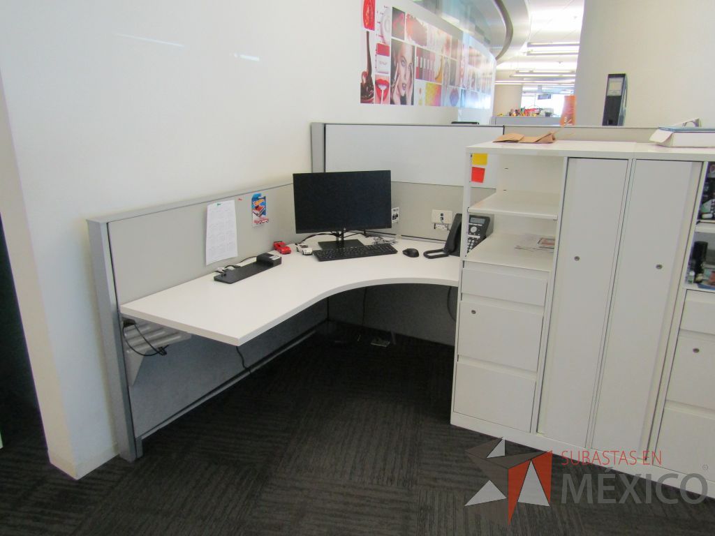 Lote 039 - Estación de trabajo para 4 personas con 4 gabinetes altos de 3 cajones, 1 puerta y 1 entrepaño color blanco. - Imagen 6