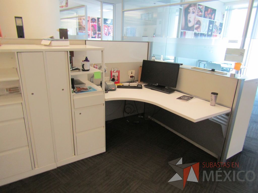 Lote 039 - Estación de trabajo para 4 personas con 4 gabinetes altos de 3 cajones, 1 puerta y 1 entrepaño color blanco. - Imagen 7