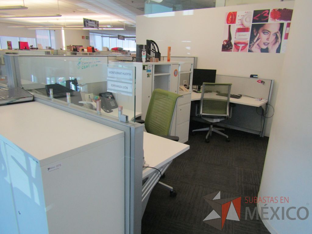 Lote 039 - Estación de trabajo para 4 personas con 4 gabinetes altos de 3 cajones, 1 puerta y 1 entrepaño color blanco. - Imagen 8