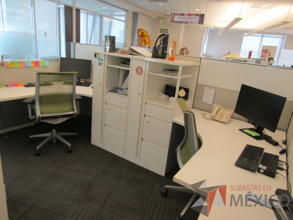 Lote 039 - Estación de trabajo para 4 personas con 4 gabinetes altos de 3 cajones, 1 puerta y 1 entrepaño color blanco. - Imagen 9