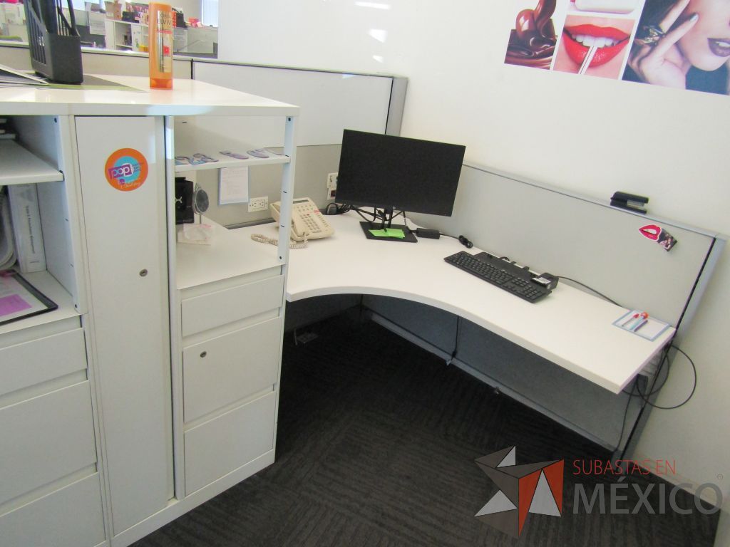 Lote 039 - Estación de trabajo para 4 personas con 4 gabinetes altos de 3 cajones, 1 puerta y 1 entrepaño color blanco. - Imagen 10