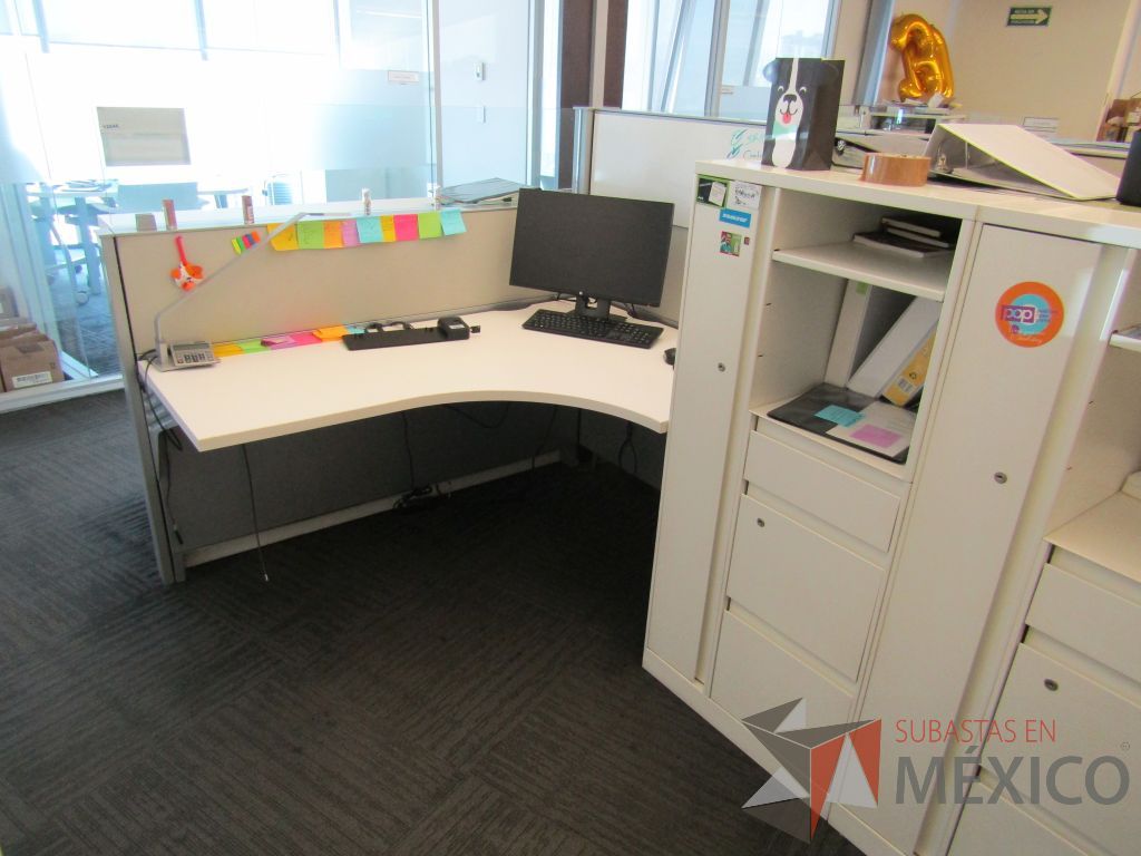Lote 039 - Estación de trabajo para 4 personas con 4 gabinetes altos de 3 cajones, 1 puerta y 1 entrepaño color blanco. - Imagen 11