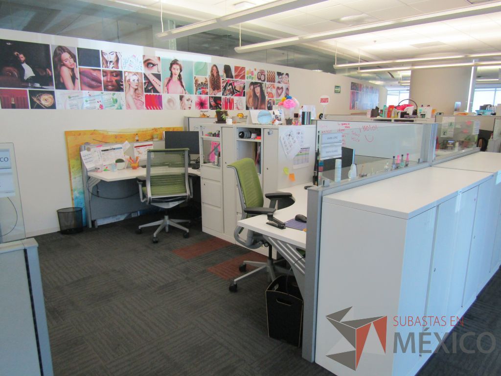 Lote 040 - Estación de trabajo para 4 personas con 4 gabinetes altos de 3 cajones, 1 puerta y 1 entrepaño color blanco. - Imagen 2