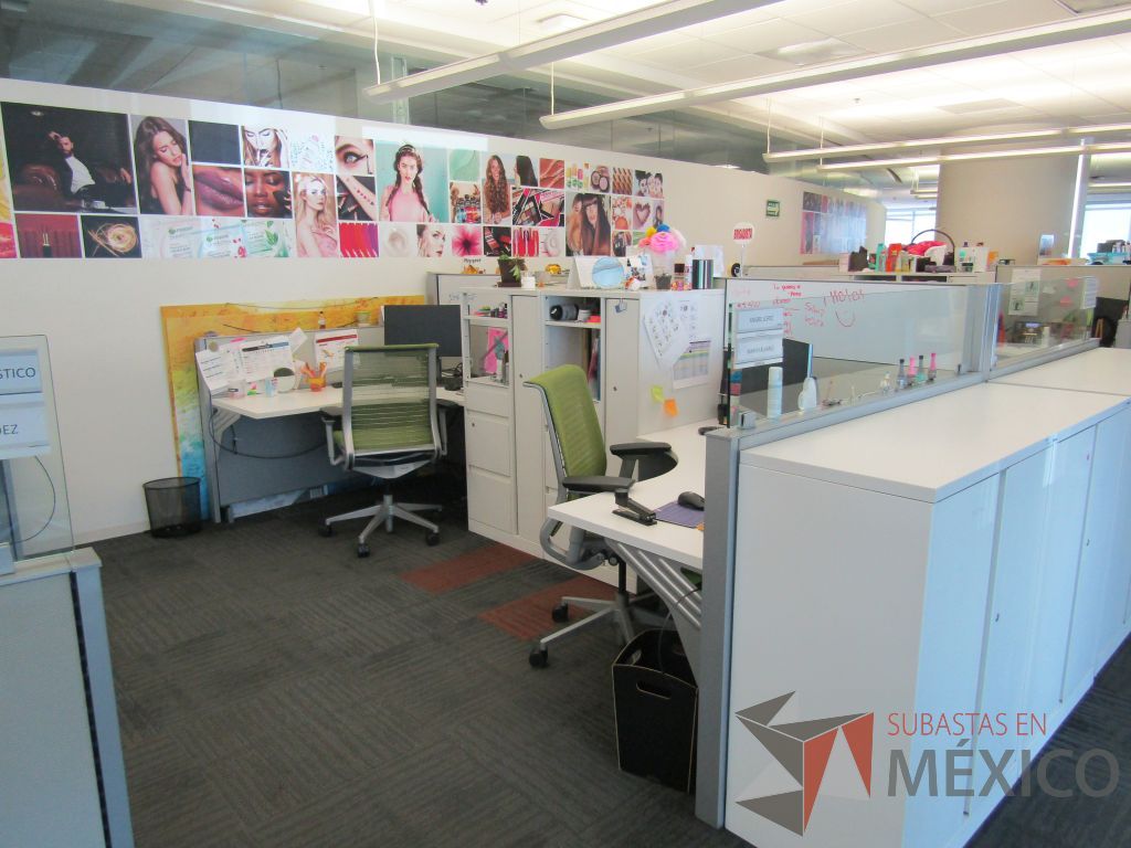Lote 040 - Estación de trabajo para 4 personas con 4 gabinetes altos de 3 cajones, 1 puerta y 1 entrepaño color blanco. - Imagen 3