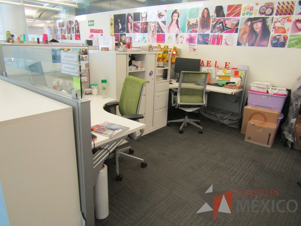 Lote 040 - Estación de trabajo para 4 personas con 4 gabinetes altos de 3 cajones, 1 puerta y 1 entrepaño color blanco. - Imagen 5