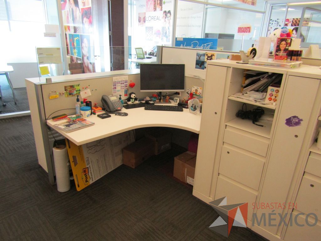 Lote 040 - Estación de trabajo para 4 personas con 4 gabinetes altos de 3 cajones, 1 puerta y 1 entrepaño color blanco. - Imagen 7