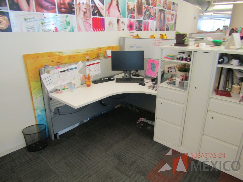 Lote 040 - Estación de trabajo para 4 personas con 4 gabinetes altos de 3 cajones, 1 puerta y 1 entrepaño color blanco. - Imagen 9