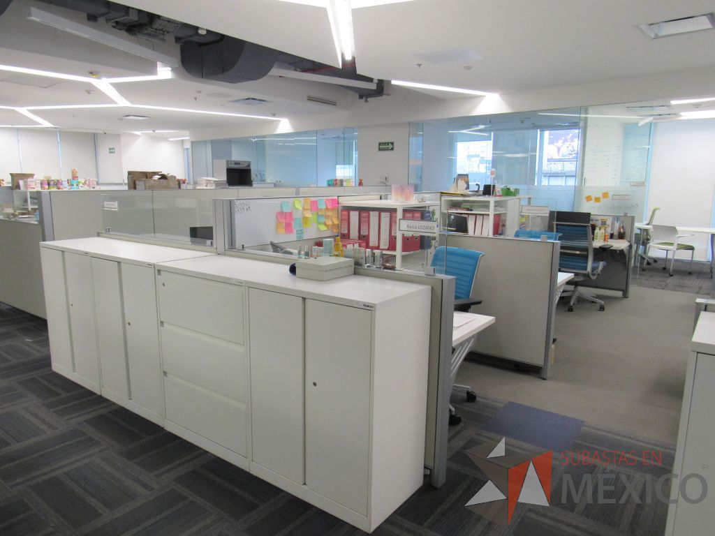 Lote 052 - Estación de trabajo para 6 personas con 6 gabinetes altos de 3 cajones, 1 puerta y 1 entrepaño color blanco. - Imagen 4