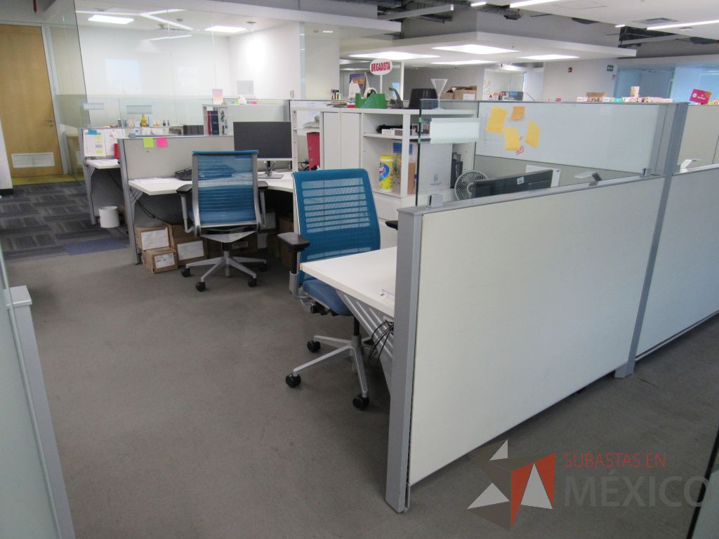 Lote 052 - Estación de trabajo para 6 personas con 6 gabinetes altos de 3 cajones, 1 puerta y 1 entrepaño color blanco. - Imagen 5