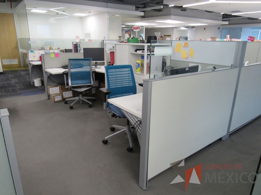 Lote 052 - Estación de trabajo para 6 personas con 6 gabinetes altos de 3 cajones, 1 puerta y 1 entrepaño color blanco. - Imagen 6