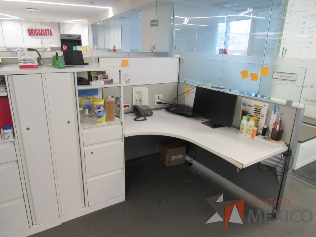 Lote 052 - Estación de trabajo para 6 personas con 6 gabinetes altos de 3 cajones, 1 puerta y 1 entrepaño color blanco. - Imagen 7