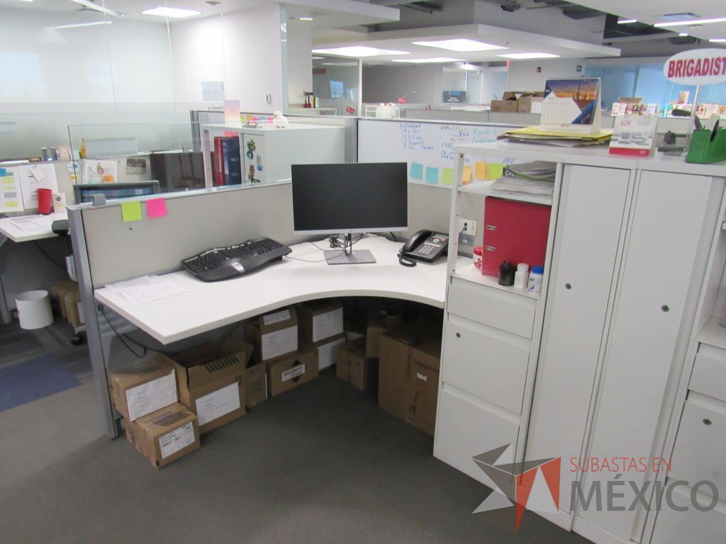 Lote 052 - Estación de trabajo para 6 personas con 6 gabinetes altos de 3 cajones, 1 puerta y 1 entrepaño color blanco. - Imagen 8