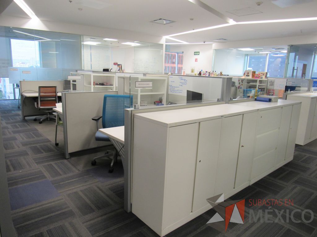 Lote 052 - Estación de trabajo para 6 personas con 6 gabinetes altos de 3 cajones, 1 puerta y 1 entrepaño color blanco. - Imagen 10