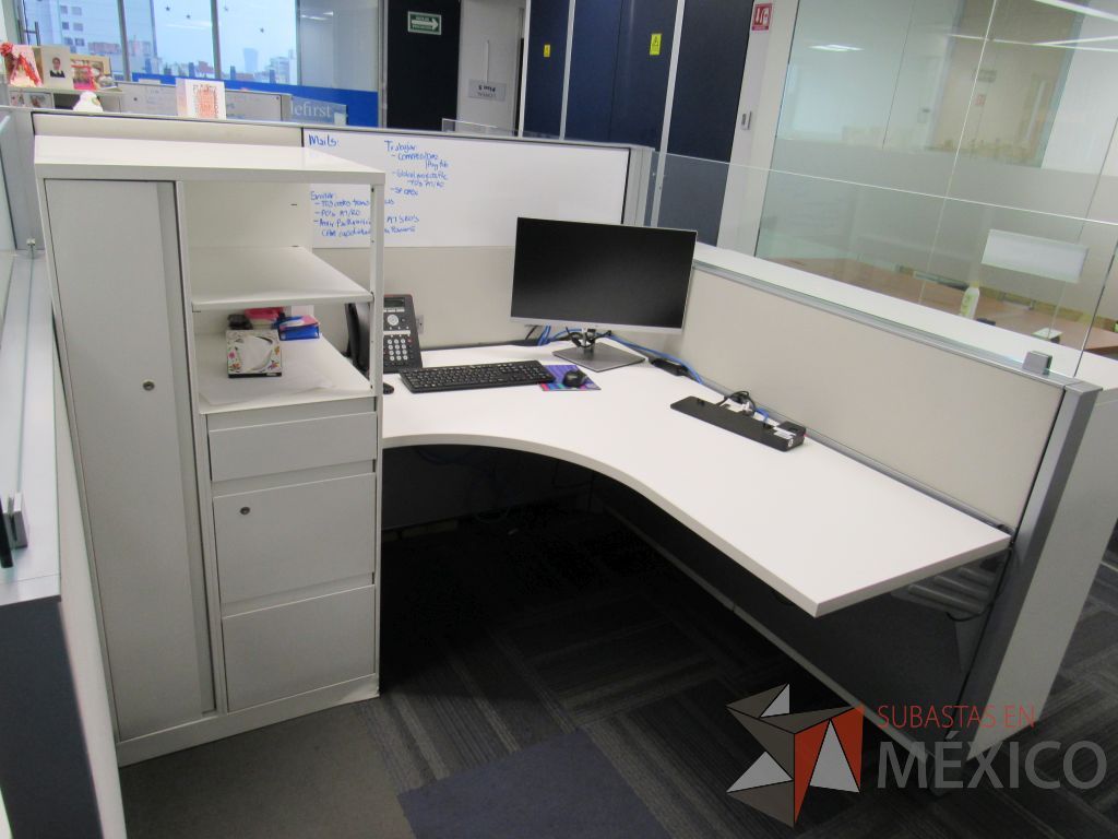 Lote 052 - Estación de trabajo para 6 personas con 6 gabinetes altos de 3 cajones, 1 puerta y 1 entrepaño color blanco. - Imagen 11