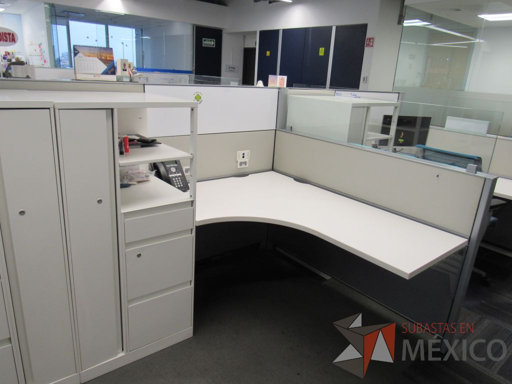 Lote 052 - Estación de trabajo para 6 personas con 6 gabinetes altos de 3 cajones, 1 puerta y 1 entrepaño color blanco. - Imagen 12