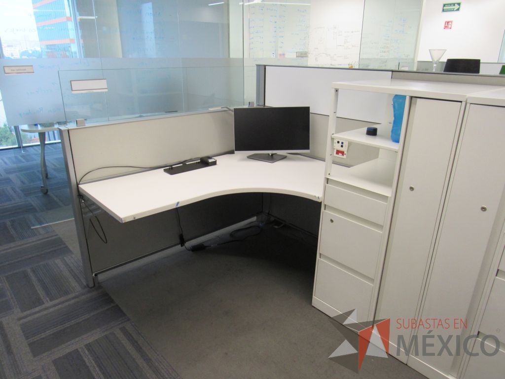 Lote 052 - Estación de trabajo para 6 personas con 6 gabinetes altos de 3 cajones, 1 puerta y 1 entrepaño color blanco. - Imagen 14