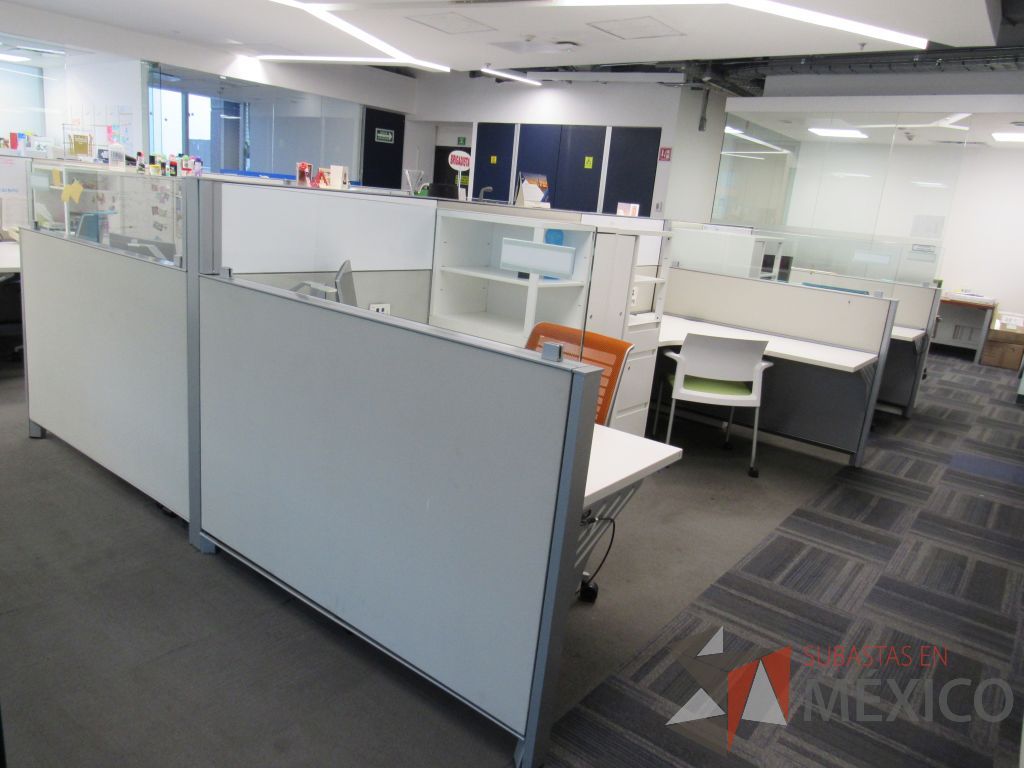Lote 052 - Estación de trabajo para 6 personas con 6 gabinetes altos de 3 cajones, 1 puerta y 1 entrepaño color blanco. - Imagen 15