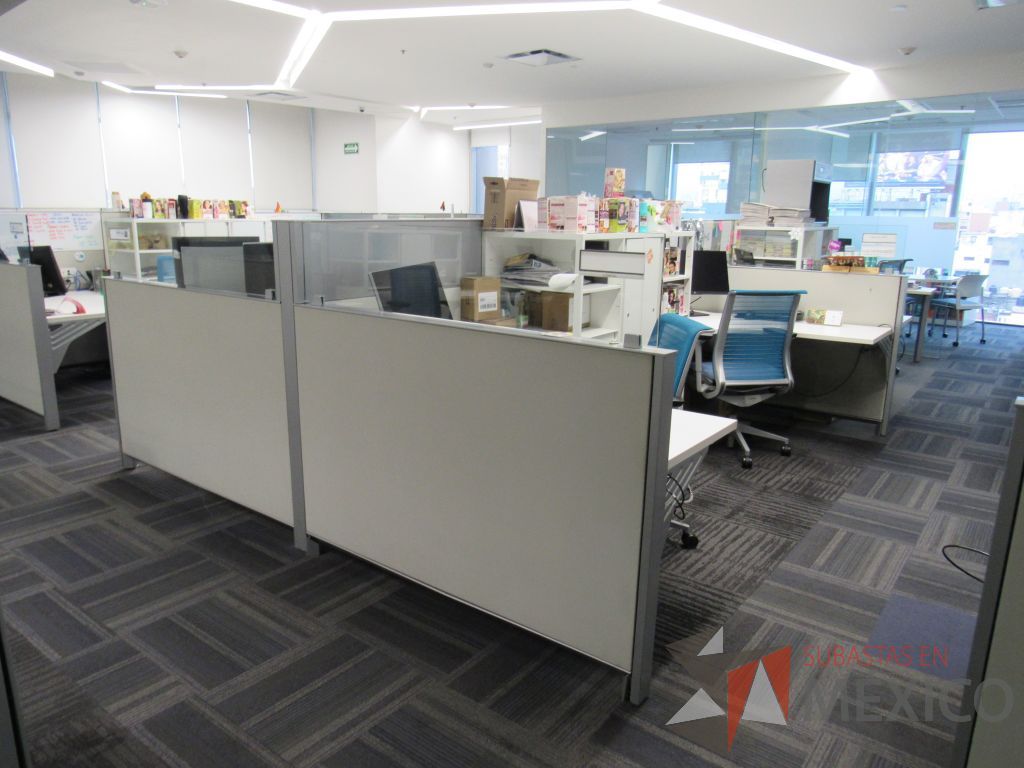 Lote 054 - Estación de trabajo para 8 personas con 8 gabinetes altos de 3 cajones, 1 puerta y 1 entrepaño color blanco. - Imagen 2