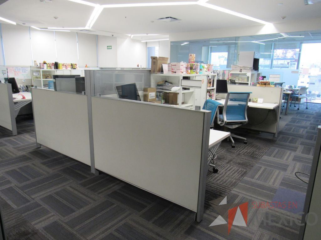 Lote 054 - Estación de trabajo para 8 personas con 8 gabinetes altos de 3 cajones, 1 puerta y 1 entrepaño color blanco. - Imagen 3