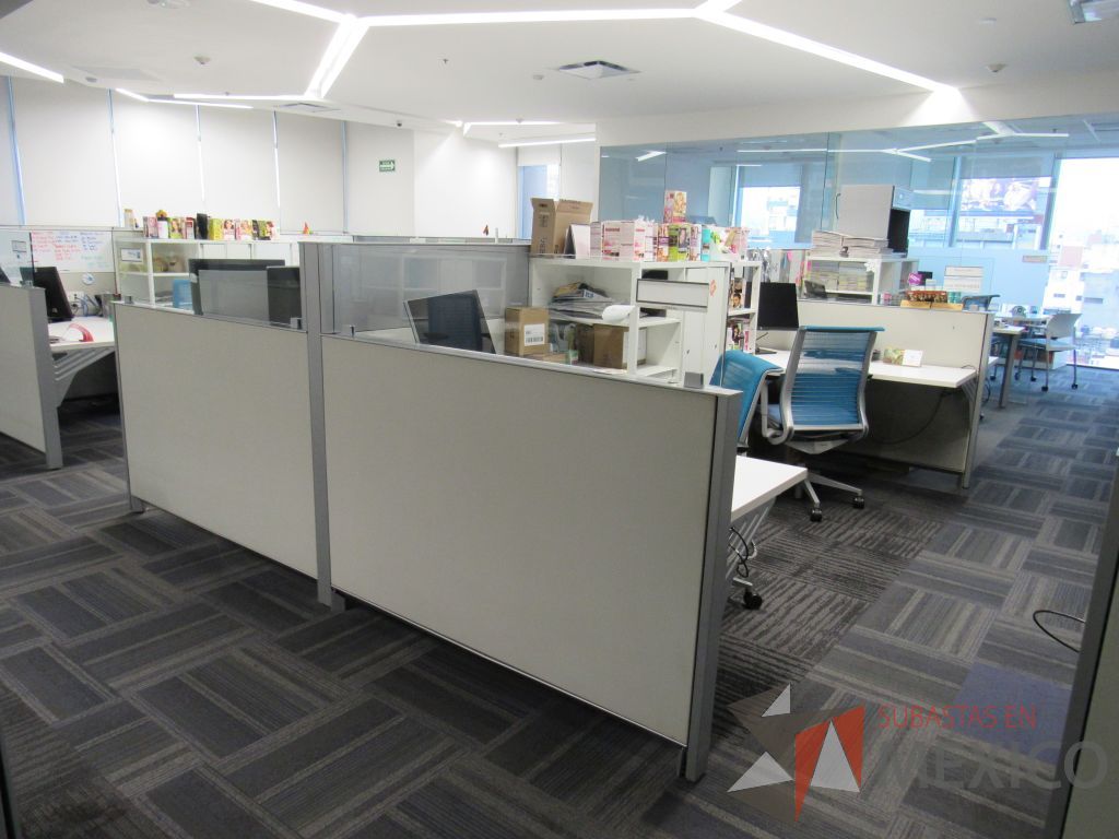 Lote 054 - Estación de trabajo para 8 personas con 8 gabinetes altos de 3 cajones, 1 puerta y 1 entrepaño color blanco. - Imagen 5