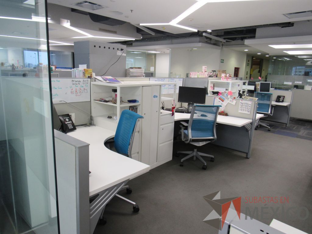 Lote 054 - Estación de trabajo para 8 personas con 8 gabinetes altos de 3 cajones, 1 puerta y 1 entrepaño color blanco. - Imagen 8