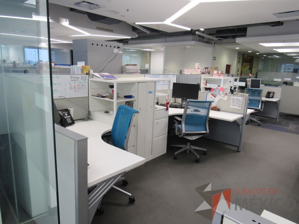 Lote 054 - Estación de trabajo para 8 personas con 8 gabinetes altos de 3 cajones, 1 puerta y 1 entrepaño color blanco. - Imagen 9