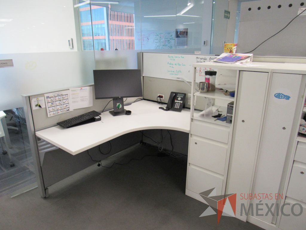 Lote 054 - Estación de trabajo para 8 personas con 8 gabinetes altos de 3 cajones, 1 puerta y 1 entrepaño color blanco. - Imagen 10