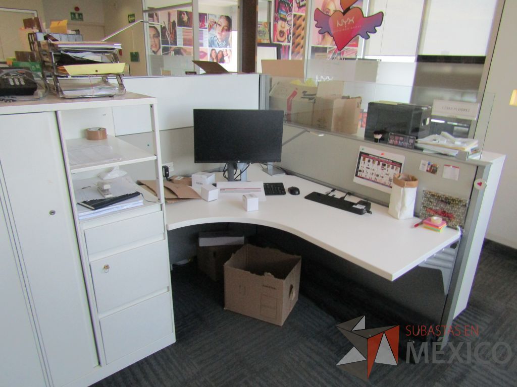 Lote 082 - Estación de trabajo para 10 personas con 10 gabinetes altos de 3 cajones, 1 puerta y 1 entrepaño color blanco. - Imagen 6