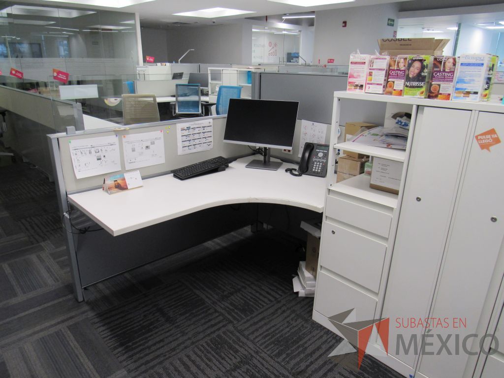 Lote 054 - Estación de trabajo para 8 personas con 8 gabinetes altos de 3 cajones, 1 puerta y 1 entrepaño color blanco. - Imagen 14