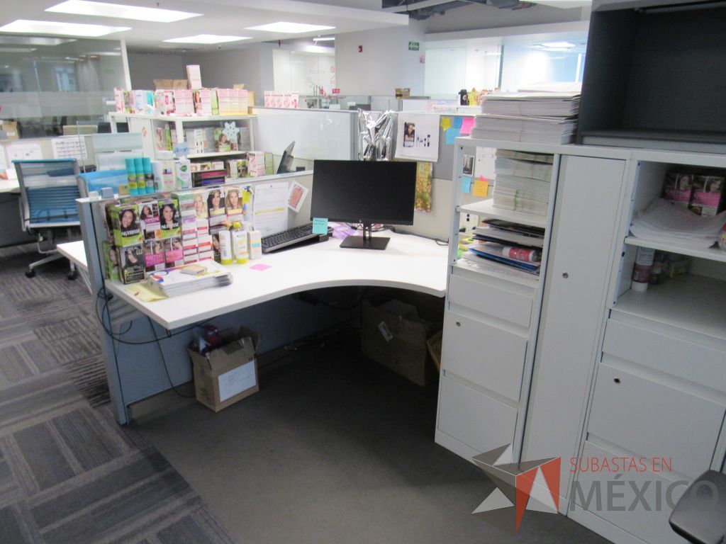 Lote 054 - Estación de trabajo para 8 personas con 8 gabinetes altos de 3 cajones, 1 puerta y 1 entrepaño color blanco. - Imagen 16