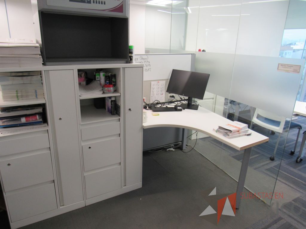 Lote 054 - Estación de trabajo para 8 personas con 8 gabinetes altos de 3 cajones, 1 puerta y 1 entrepaño color blanco. - Imagen 17