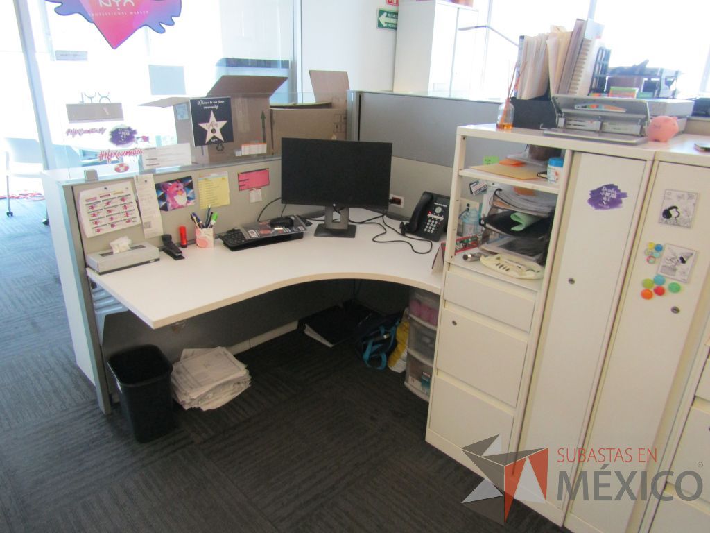 Lote 082 - Estación de trabajo para 10 personas con 10 gabinetes altos de 3 cajones, 1 puerta y 1 entrepaño color blanco. - Imagen 15