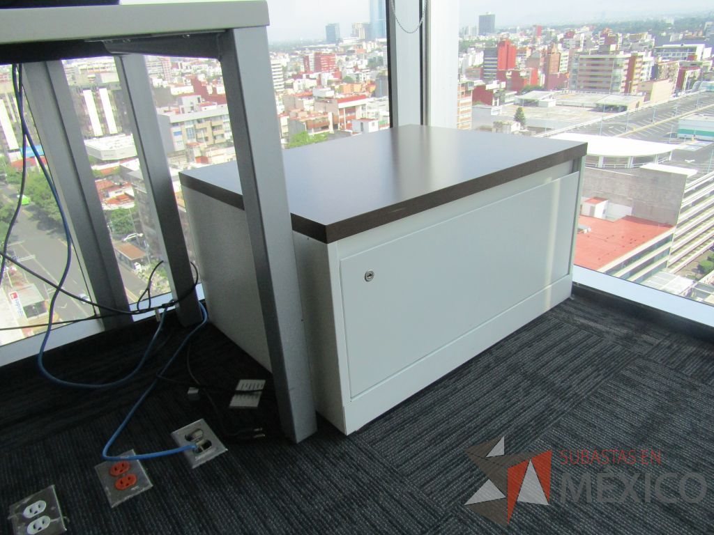 Lote 011 - Oficina operativa con escritorio, gabinete y mesa de apoyo triangular con ruedas y gabinete de 1 cajón. - Imagen 7