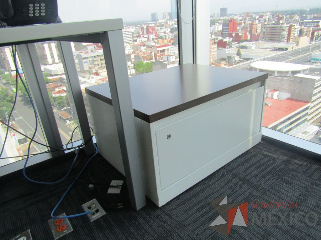 Lote 011 - Oficina operativa con escritorio, gabinete y mesa de apoyo triangular con ruedas y gabinete de 1 cajón. - Imagen 8