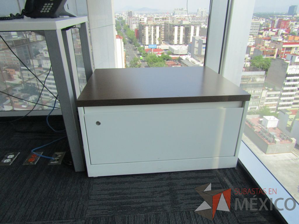 Lote 011 - Oficina operativa con escritorio, gabinete y mesa de apoyo triangular con ruedas y gabinete de 1 cajón. - Imagen 9