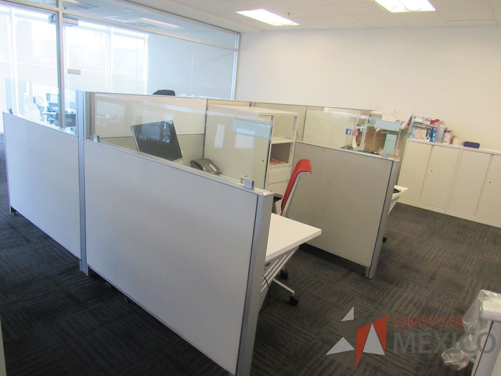 Lote 055 - Estación de trabajo para 5 personas con 5 gabinetes altos de 3 cajones, 1 puerta y 1 entrepaño color blanco, 1 credenza de 1 cajón,1 espacio para documentos y cojín de tela color azul. - Imagen 2