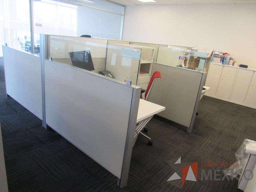 Lote 055 - Estación de trabajo para 5 personas con 5 gabinetes altos de 3 cajones, 1 puerta y 1 entrepaño color blanco, 1 credenza de 1 cajón,1 espacio para documentos y cojín de tela color azul. - Imagen 4