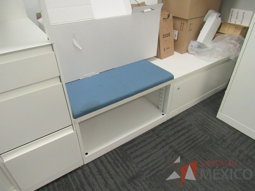 Lote 055 - Estación de trabajo para 5 personas con 5 gabinetes altos de 3 cajones, 1 puerta y 1 entrepaño color blanco, 1 credenza de 1 cajón,1 espacio para documentos y cojín de tela color azul. - Imagen 5