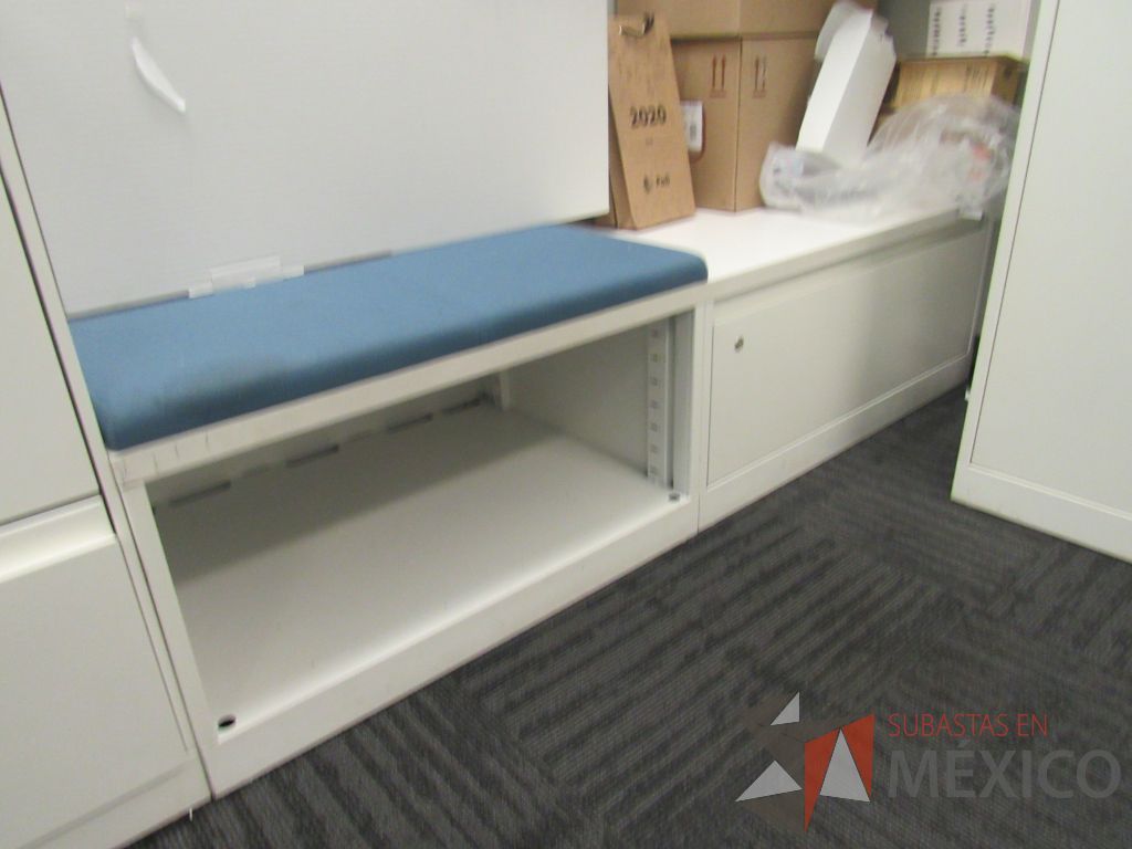 Lote 055 - Estación de trabajo para 5 personas con 5 gabinetes altos de 3 cajones, 1 puerta y 1 entrepaño color blanco, 1 credenza de 1 cajón,1 espacio para documentos y cojín de tela color azul. - Imagen 6