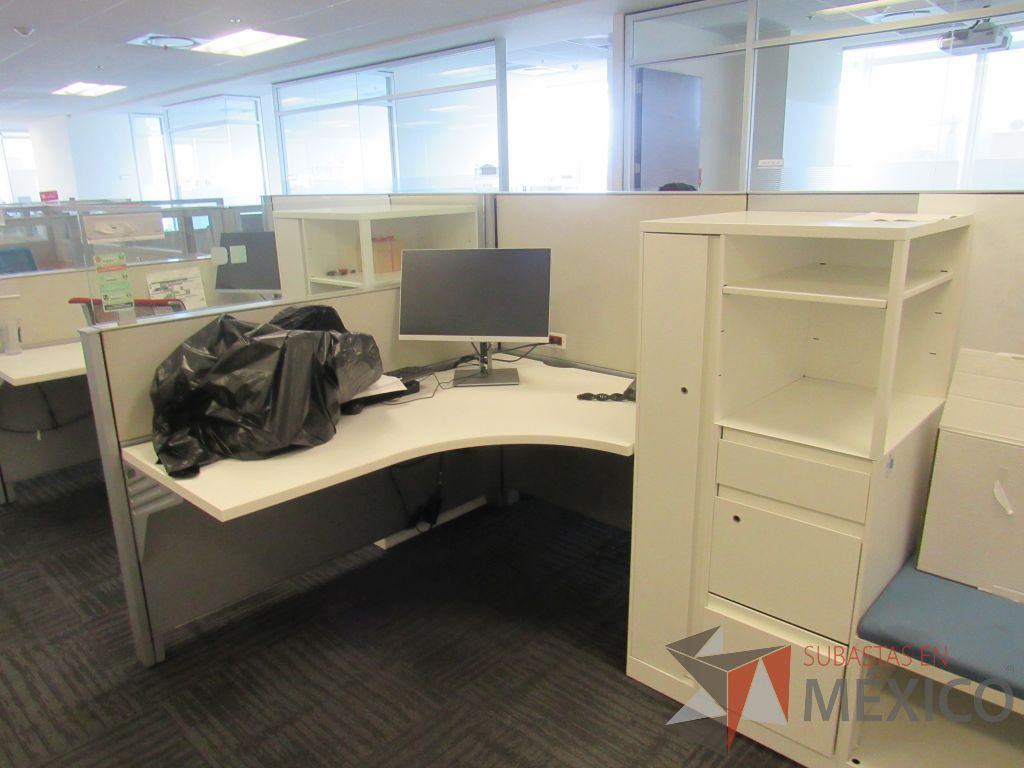 Lote 055 - Estación de trabajo para 5 personas con 5 gabinetes altos de 3 cajones, 1 puerta y 1 entrepaño color blanco, 1 credenza de 1 cajón,1 espacio para documentos y cojín de tela color azul. - Imagen 7