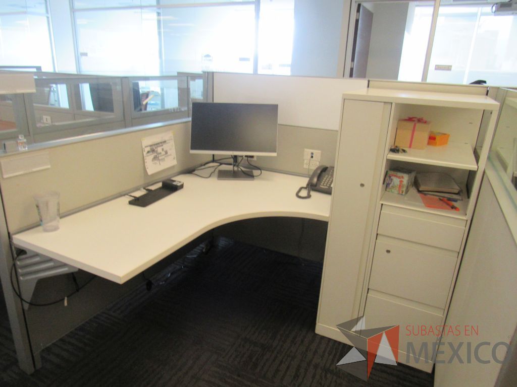 Lote 055 - Estación de trabajo para 5 personas con 5 gabinetes altos de 3 cajones, 1 puerta y 1 entrepaño color blanco, 1 credenza de 1 cajón,1 espacio para documentos y cojín de tela color azul. - Imagen 8