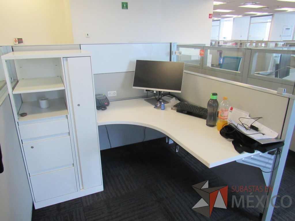 Lote 055 - Estación de trabajo para 5 personas con 5 gabinetes altos de 3 cajones, 1 puerta y 1 entrepaño color blanco, 1 credenza de 1 cajón,1 espacio para documentos y cojín de tela color azul. - Imagen 9