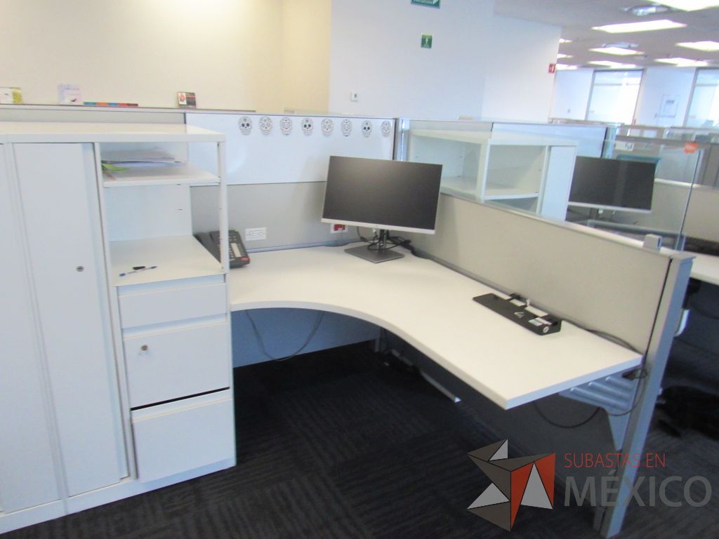 Lote 055 - Estación de trabajo para 5 personas con 5 gabinetes altos de 3 cajones, 1 puerta y 1 entrepaño color blanco, 1 credenza de 1 cajón,1 espacio para documentos y cojín de tela color azul. - Imagen 10