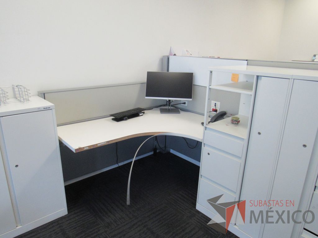 Lote 055 - Estación de trabajo para 5 personas con 5 gabinetes altos de 3 cajones, 1 puerta y 1 entrepaño color blanco, 1 credenza de 1 cajón,1 espacio para documentos y cojín de tela color azul. - Imagen 11